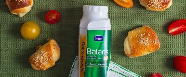 Balans jogurt sa kiflicama na stolu