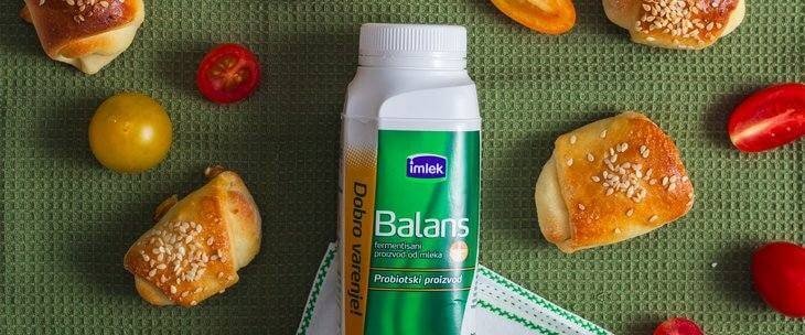 Balans plus jogurt i kiflice na zelenom stočiću