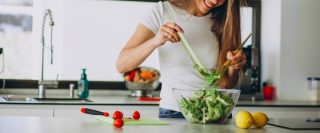 Žena priprema zdravu hranu punu vitamina za imunitet.