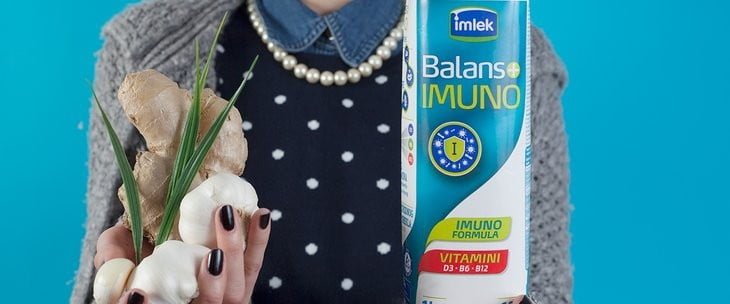 Devojka drži jogurt, luk i ren u rukama