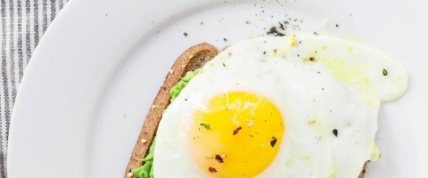Namirnice bogate proteinima: jaje i avokado na tostu