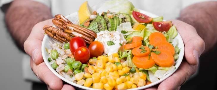 Zdrav salata sa voćem i povrćem u tanjiru