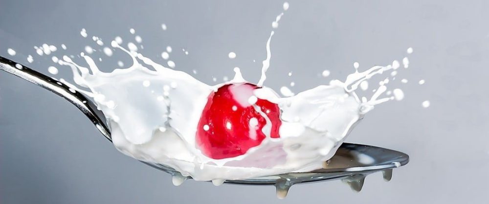 Kašika sa mlekom i višnjom - izvori vitamina i minerala