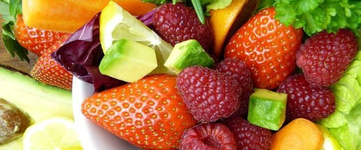 Jagode, maline i ostalo sveže voće u činiji
