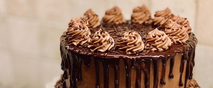 Čoko moko torta prelivena čokoladom i ukrašena šlagom