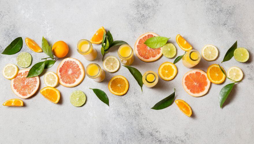 Citrusi isečeni na kriške i ceđeni sokovi