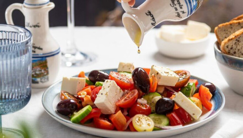 Grčka salata sa feta sirom prelivena maslinovim uljem