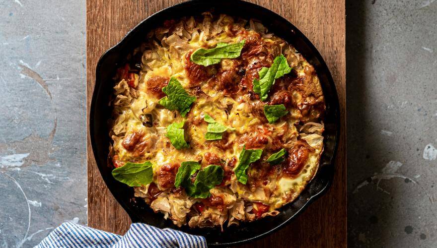  Servirana fritata na dasci.
