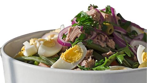 Salata sa tunjevinom i jajima u beloj činiji.