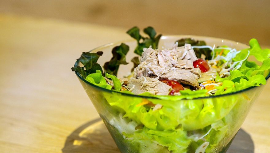 Zelena salata i tunjevina u činiji.