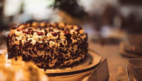 Torta napoleon sa komadićima čokolade.