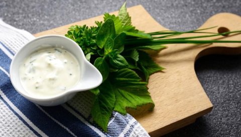 Susam salata sa pavlakom i peršunom.