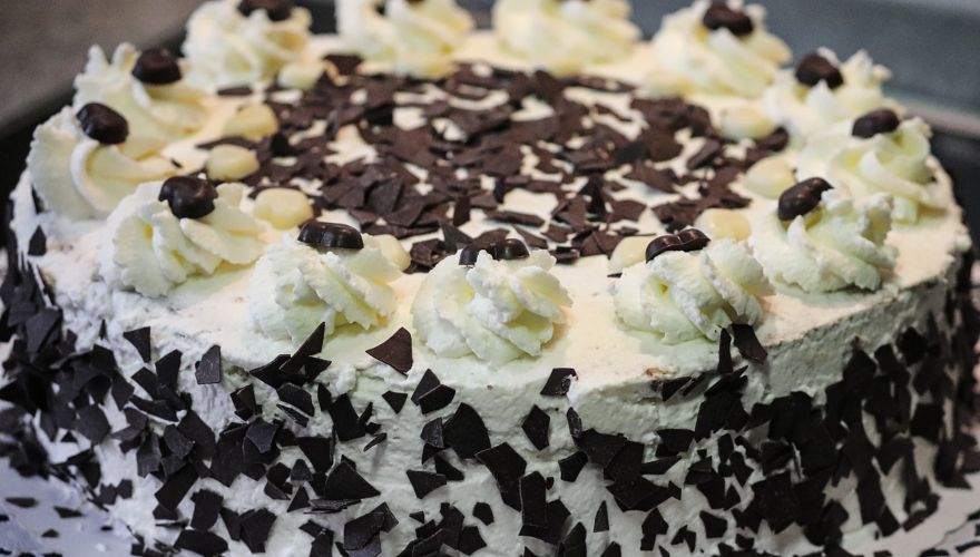 Pesak torta ukrašena čokoladom.